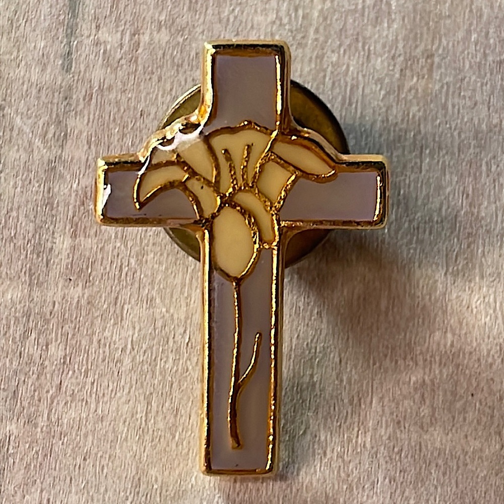Vintage Cross/Lilly Resin-Coated Enameled Gold Tone Metal Lapel Pin